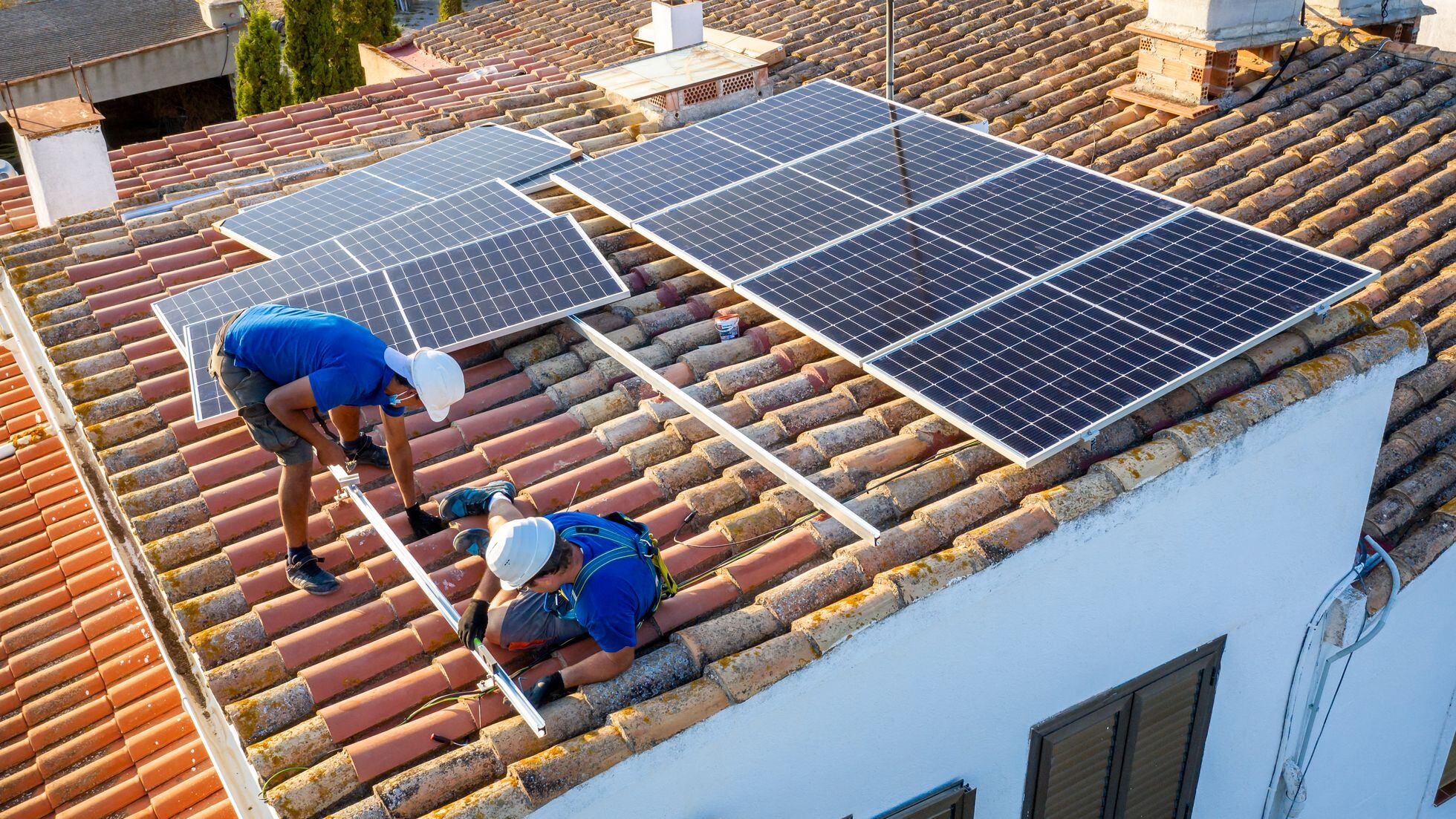 Gracias inercia Tamano relativo Paneles solares y bombas de calor en casas, tiendas y oficinas: así quiere  Bruselas liberarse de la energía rusa | Economía | EL PAÍS