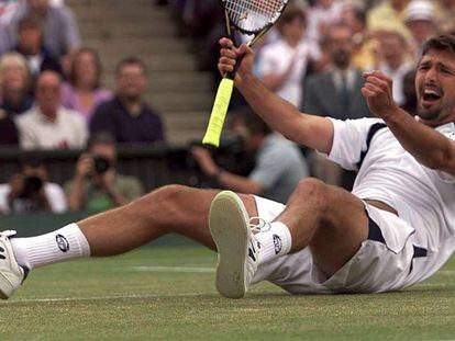 Ivanisevic celebra su triunfo en la final de Wimbledon de 2001.