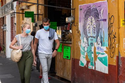 Una pareja de extranjeros camina en Coyoacán, al sur de Ciudad de México.