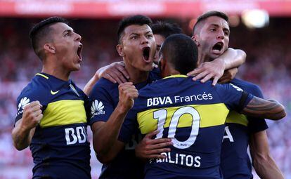 Carlos Tévez (de espalada) celebra con sus compañeros del Boca Juniors el segundo gol.