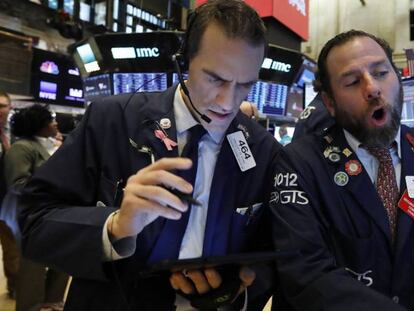 Dos operadores, en el parqué de Wall Street.