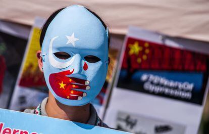 Un hombre con una máscara con la bandera uigur, en una protesta el 1 de septiembre en Alemania contra los crímenes en Xinjiang.