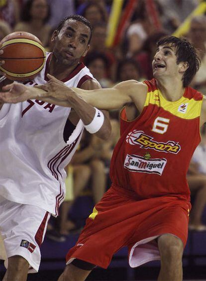 El base de la selección española, Ricky Rubio, intenta robar la pelota al jugador de la selección cubana Alexis Lebastida.