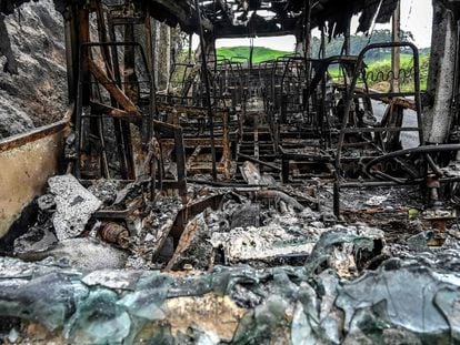Un bus quemado por miembros del Clan del Golfo, cerca de San Pedro de los Milagros, en el departamento de Antioquía, Colombia, el 6 de mayo.