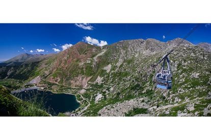 La Vall Fosca es uno de los parajes mejor conservados del Pallars Jussá, en el Pirineo de Lérida, y entre los atractivos más interesantes de este valle de pueblos románicos se encuentra el teleférico que asciende desde el lago de Sallente (1.770 metros), hasta el lago Estany Gento (2.154 metros). Desde las inmediaciones del lago se pueden hacer paseos por una veintena de pequeños ibones y lagunas glaciares que rodean la cabecera del río Flamisell, en la periferia del parque nacional de Aigüestortes y Estany de Sant Maurici.