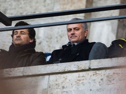 Mourinho observa el Herta-Dortmund, el pasado sábado en Berlín.