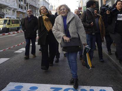 La alcaldesa de Madrid, Manuela Carmena, en la calle de Gran V&iacute;a. 