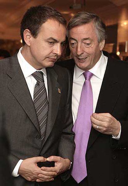 El presidente del Gobierno, José Luis Rodriguez Zapatero conversa con el presidente de Argentina, Néstor Kirchner durante la XVI Cumbre Iberoamericana, que se celebra en Montevideo.