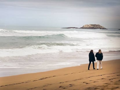 Chelo Álvarez-Stehle, junto a su hermana, paseando por la playa.