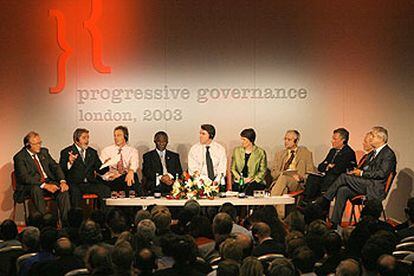 Mesa de debate con algunos de los jefes de Estado y de Gobierno asistentes a la Conferencia de Londres sobre Gobierno Progresista. En el centro, el presidente del encuentro, el británico Peter Mandelson.