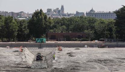 Estado actual del estanque del lago de la Casa de Campo durante su remodelación.