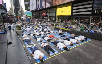 El Día Internacional del Yoga se celebró este martes en todo el mundo con eventos multitudinarios, como el de la imagen en Times Square, Nueva York. En la India, en Mysore, incluso participó el primer ministro del país, Narenda Modi.