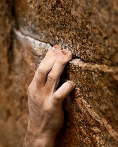 La mano del escalador Celso Martínez, 'Finuco', en un agarre en La Pedriza de Madrid.