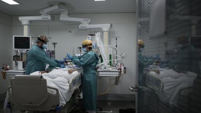 Unidad de Cuidados Intensivos para pacientes covid-19 del Hospital de la Santa Creu i Sant Pau, en Barcelona.