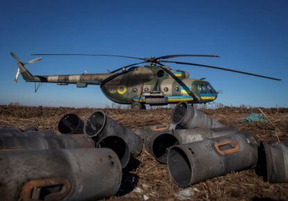 Un helicóptero ucranio, en la región del Donbás, ayer miércoles.
