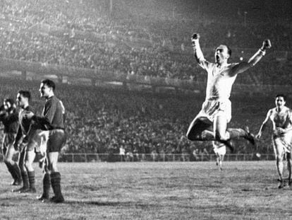 Di Stéfano celebra un gol en el partido de ida de semifinales de la Copa de Europa entre el Real Madrid y el Vasas de Budapest en el Bernabéu, el 2 de abril de 1958.