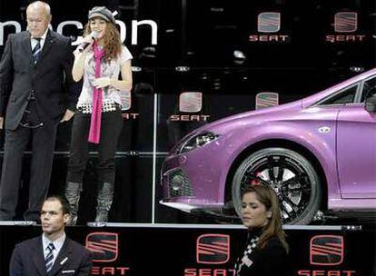 El presidente de la empresa automovilística SEAT, el alemán Erich Schmitt y la cantante colombiana durante un evento promocional en el Salón del Automóvil de Ginebra.