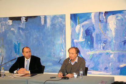 El alcalde de Elche, Alejandro Soler, (izqda.) y el escritor Vicente Verdú en la presentación de la muestra de pintura.