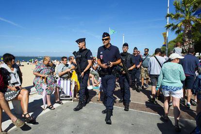 Polic&iacute;as franceses durante un operativo de seguridad durante las vacaciones de verano.