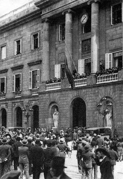 La bandera republicana es izada en el balcón del Ayuntamiento de Barcelona el 14 de abril de 1931.