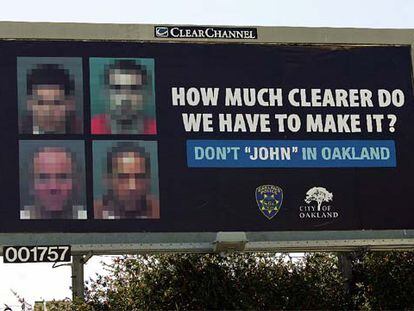 Una valla publicitaria muestra las fotos de cuatro hombres que solicitaron servicios de prostitutas, en California.