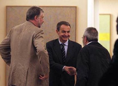 El presidente José Luis Rodríguez Zapatero recibe ayer en La Moncloa a los líderes sindicales José María Fidalgo y Cándido Méndez.