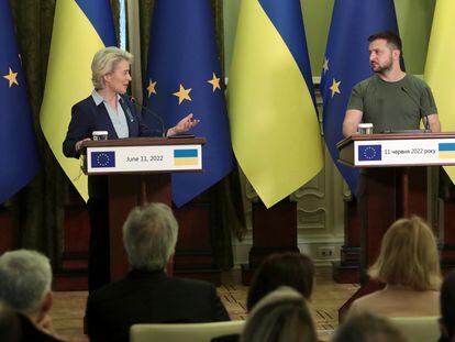 La presidenta de la Comisión Europea, Ursula von der Leyen, junto al presidente de Ucrania, Volodímir Zelenski, en la rueda de prensa de ambos en Kiev, el sábado.