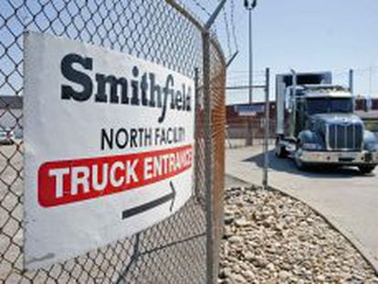 Entrada de camiones a la planta de Smithfield Foods en Smithfield, Virginia (EE UU)