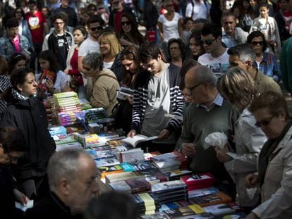Los lectores a la búsqueda de su libro en Sant Jordi del año pasado.