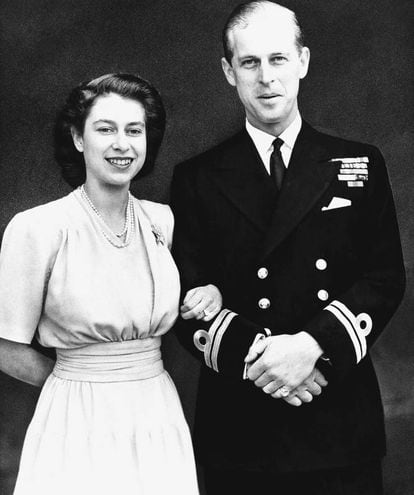 Anuncio de compromiso de la princesa de inglaterra, Isabel, y su prometido Felipe Mountbatten, el 10 de julio de 1947.