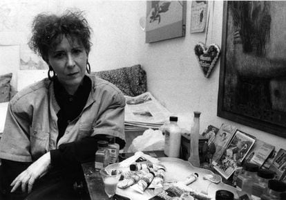Isabel Baquedano posa junto a su mesa de trabajo en el año 1989.