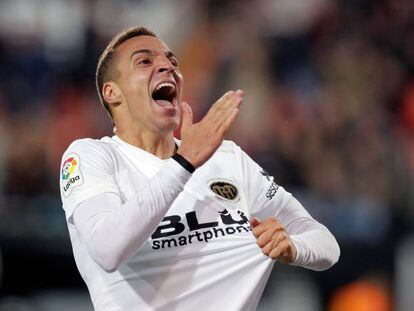Rodrigo celebra la clasificación del Valencia para las semifinales de Copa tras marcarle tres goles al Getafe.