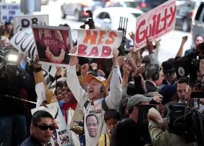 'Fans' de Michael Jackson celebran fuera del tribunal la lectura del veredicto con el que el jurado ha declarado culpable al doctor Conrad Murray del homicidio involuntario del 'rey del pop'.