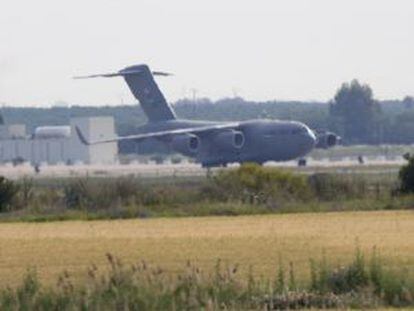 Un avión de transporte de Estados Unidos, en Morón.