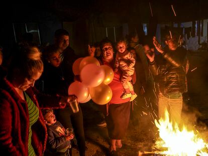 Vecinos del sector seis de la Cañada celebran un cumpleaños a la luz del fuego