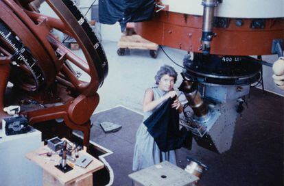 La astr&oacute;noma Vera Rubin en el telescope Flagstaff.