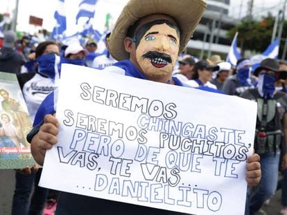 Un manifestante sostiene un cartel durante una marcha en Managua.