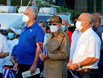 El presidente de Cuba, Miguel Díaz-Canel (izquierda), y Raúl Castro participan en un acto de apoyo a la revolución, este sábado en La Habana.