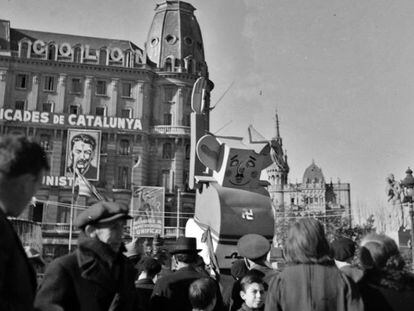 Un ninot caricatura de Franco, el 1937 a la plaça Catalunya.
 