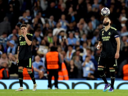 Benzema, con la pelota después del cuarto gol del City.