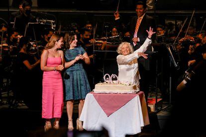 Elena Poniatowska, acompañada por sus nietas, baila mientras la orquesta toca "Las mañanitas".