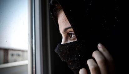 La refugiada siria Aya, mira por la ventana de un centro para mujeres en un
campo de refugiados en Irak.