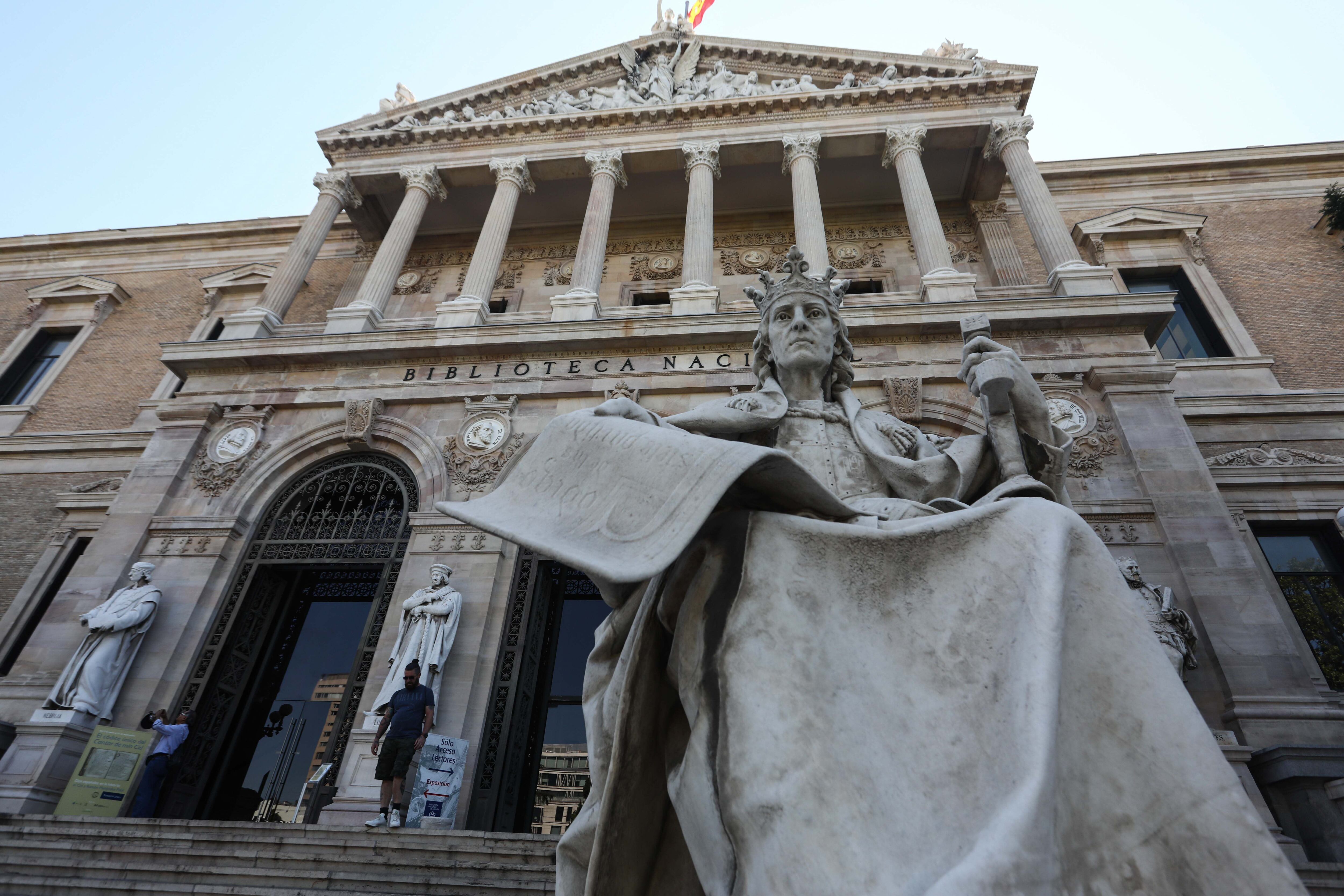 Estatua de Alfonso X el Sabio en la escalinata de la Biblioteca Nacional, obra de José Alcoverro.