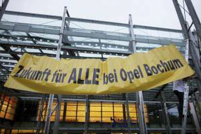 Un cartel con el lema "Futuro para todos en Opel Bochum" colocado en la fachada de la planta del fabricante de automóviles Opel en Bochum (Alemania). EFE/Archivo