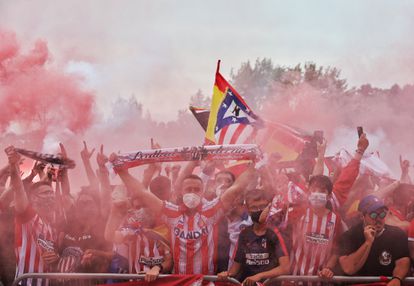 Aficionandos del Atlético de Madrid al inicio del partido en Valladolid.