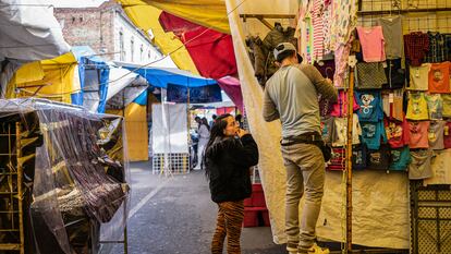 Dos comerciantes en el tianguis del barrio de Tepito, en Ciudad de México.