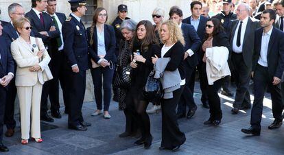 La hija de Isabel Carrasco, en el centro, llega a la capilla ardiente de su madre, instalada en la sede de la Diputación de León.