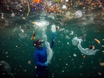 Sahika Encumen, plusmarquista mundial de apnea, se sumerge entre residuos de plástico en la costa de Estambul (Turquía), el 27 de junio de 2020.
