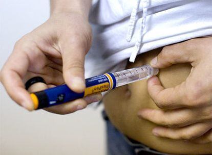 Sistema tradicional de control de la diabetes: el pinchazo de insulina en el abdomen.