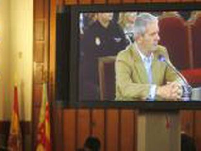 La declaración de Pablo Crespo, en el juicio celebrado contra Francisco Camps y Ricardo Costa por el 'caso de los trajes', es seguida por los periodistas a través de una pantalla